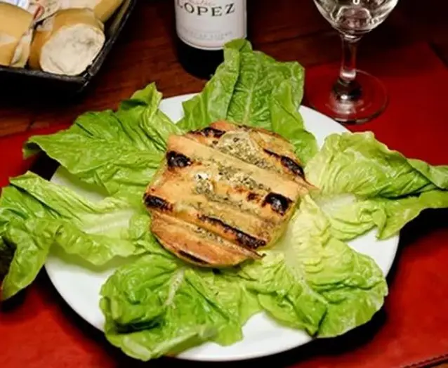 Provoleta dorada a la parrilla
